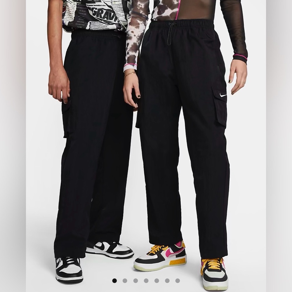 Nike Sportswear Essential
Women's High-Rise Woven Cargo Pants